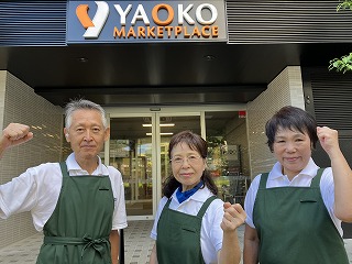 皆様のご来店をお待ちしております‼ 　左から山田和哉さん、森弓紗さん、小林八重子さん。