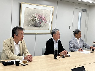 稲垣社長の仕事と人生の価値観に共感し、真剣に聴き入ります。