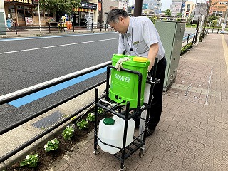 さいたま市見沼区ロードサポーターとしてＪＲ東 大宮駅前花壇の植え替えと水やりを行っています。