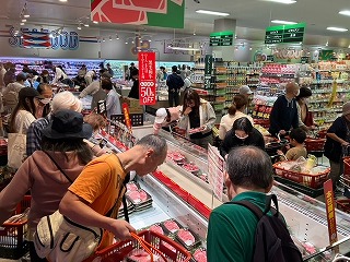 お弁当コーナーも精肉コーナーも大賑わいです! !