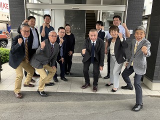 これからも切磋琢磨し、共に進化向上してまいります! !志田社長と山﨑リーダー、志田水産の皆様を囲んで生涯青春! !